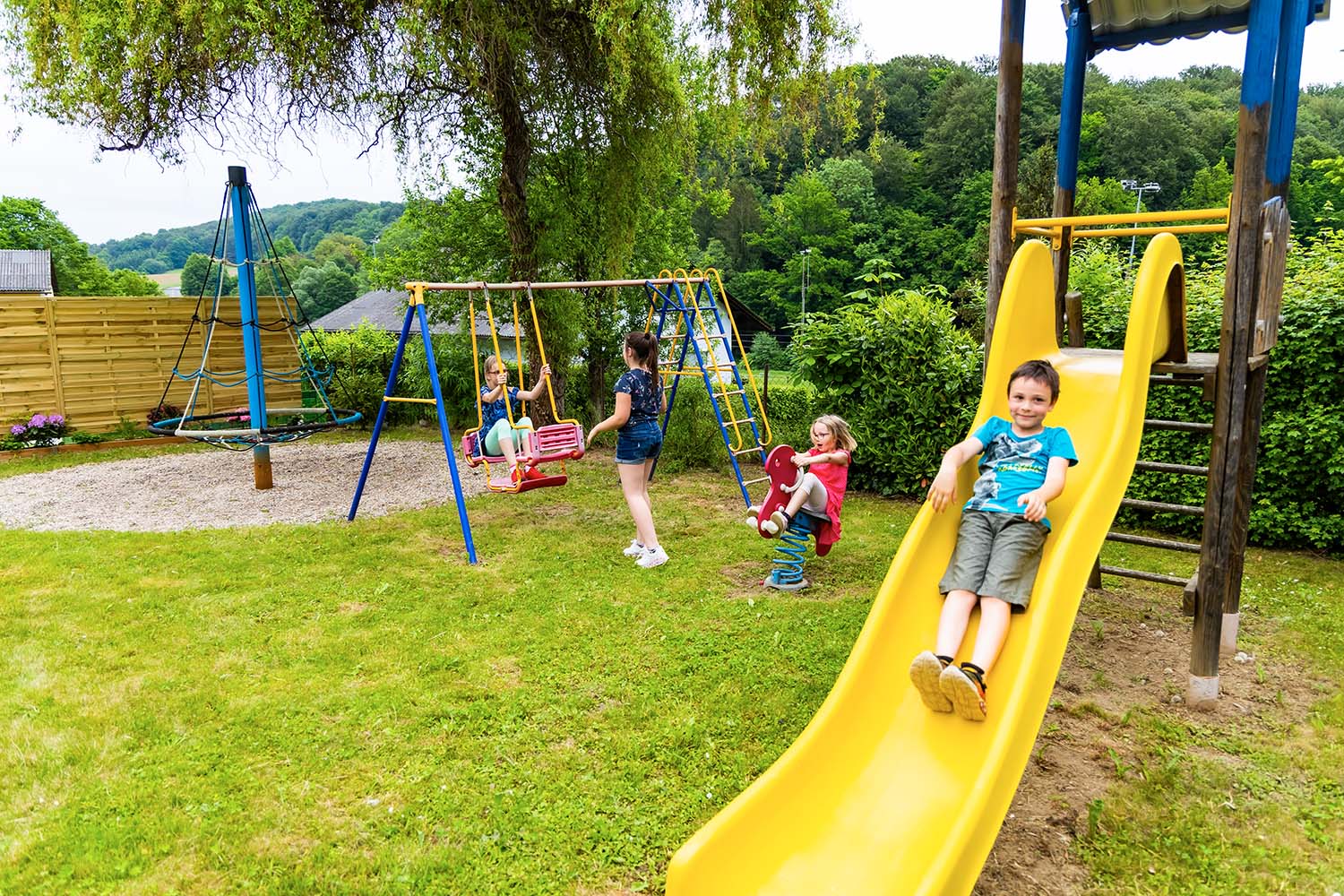 Spielplatz mit Kindern