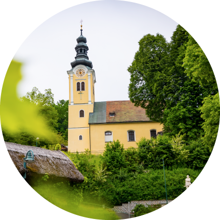 Kirche in der Nähe des Wirtshauses